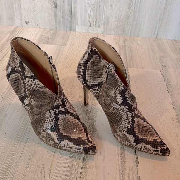 NWT Jessica Simpson Women's Layra Deep V Heeled Ankle Bootie 6.5 Snake Print - Picture 4 of 9
